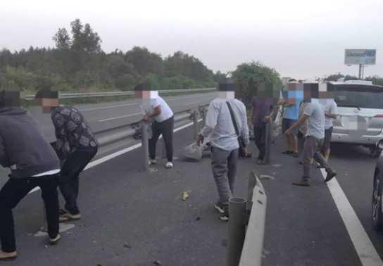 Nhiều tài xế dỡ barie quay đầu trên cao tốc Long Thành bị triệu tập