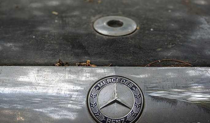 logo Mercedes Benz S63 AMG bỏ hoang ở Hà Nội