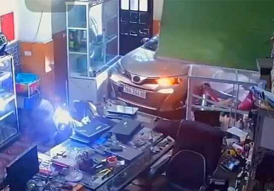 “Rợn tóc gáy” với nữ tài xế lái Vios tông xuyên cửa cuốn nhà bên đường