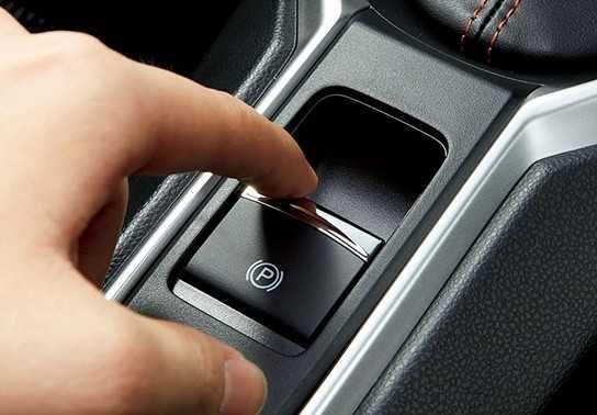 Đỗ xe số tự động nên kéo phanh tay trước khi về P có cần thiết?