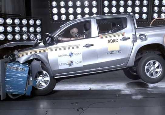 Xem Mitsubishi Triton không túi khí khi thử va chạm mạnh.