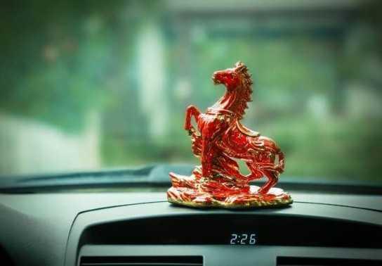 Tuổi Ngọ mua xe màu gì? Tuổi Ngọ mua xe gì hợp năm 2022