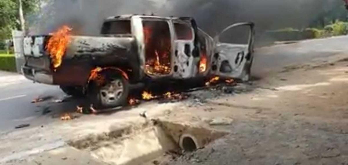 Chiếc xe bị thiêu rụi, trơ khung sắt.