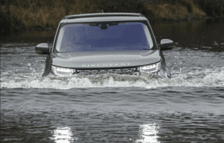 xe ô tô Land Rover Discovery lội nước