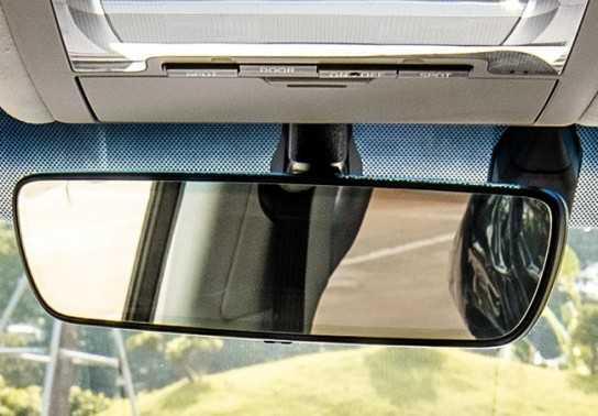 Vì sao trên kính chắn gió xe ôtô luôn có dải chấm tròn đen?