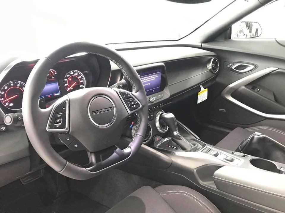 Một chi tiết gây tranh cãi trên chiếc Camaro RS Convertible là ghế bọc nỉ