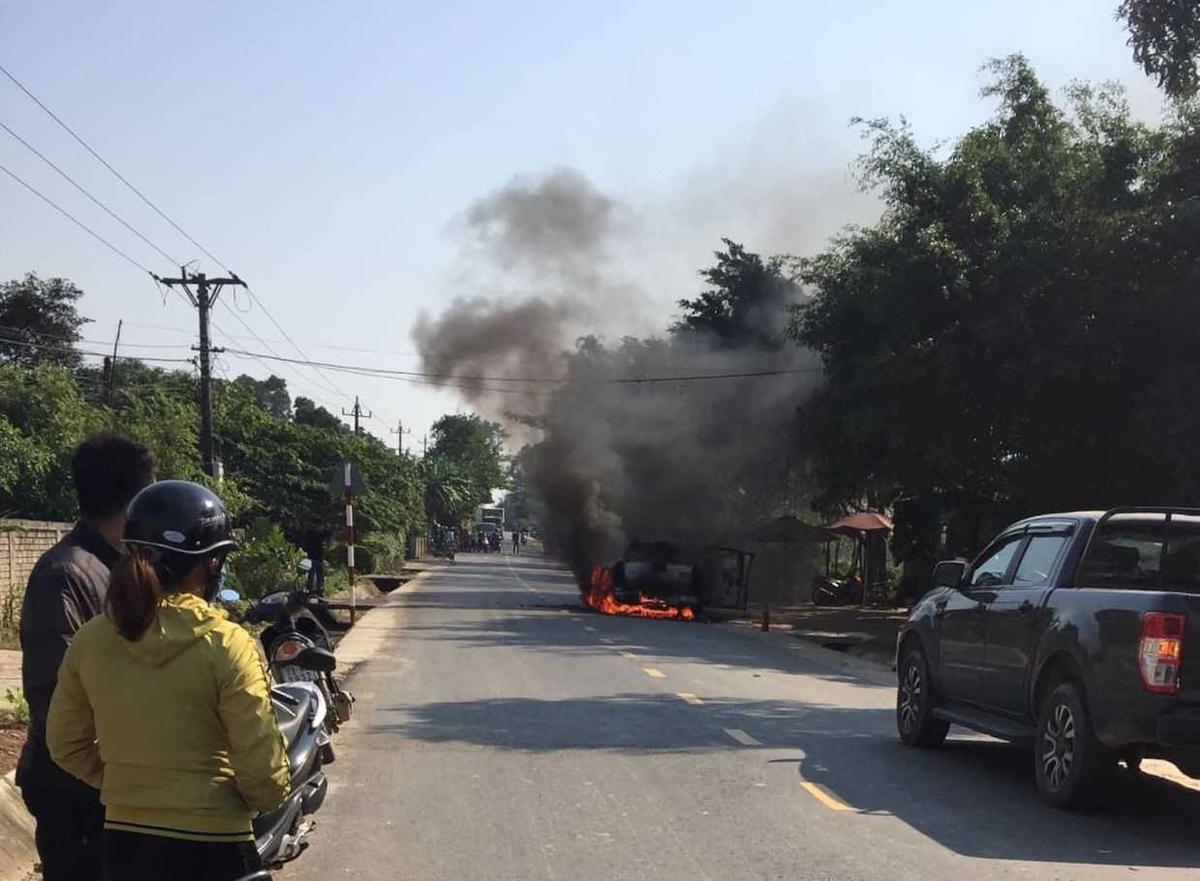 Chiếc xe bốc cháy giữa đường.