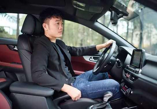 Lương Xuân Trường bảnh bao lái xe đúng chuẩn quý ông dù đang chấn thương