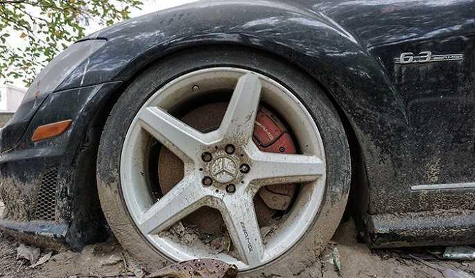 Mercedes Benz S63 AMG bỏ hoang ở Hà Nội