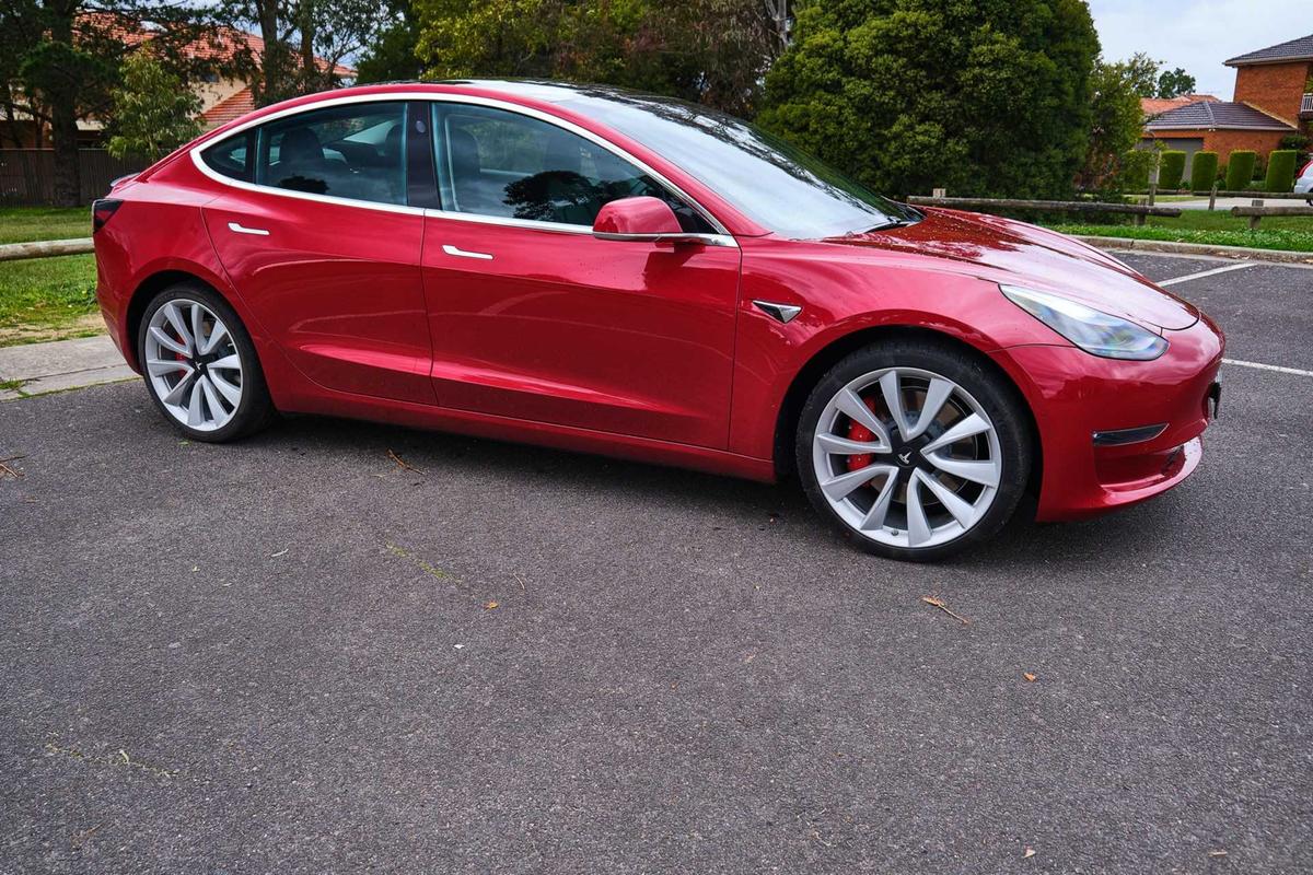 Tesla Model 3 vị trí bán chạy thứ 9 trong khu vực.