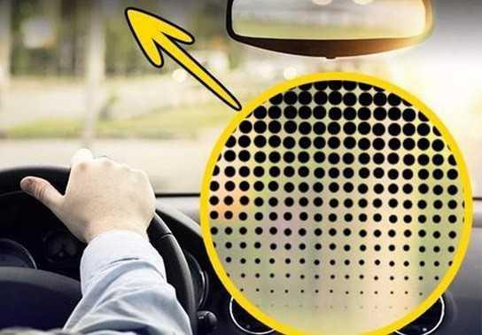 Kính lái ôtô có những chấm đen nhỏ li ti để làm gì?