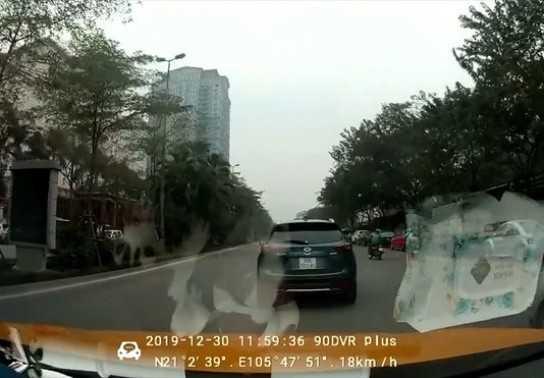 Xe BMW mất lái, lao thẳng vào trạm xe buýt