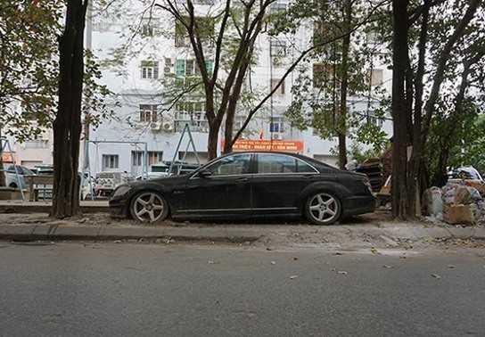 Xe sang Mercedes-Benz đời 2011 gần chục tỷ đồng bị bỏ hoang giữa lòng Hà Nội