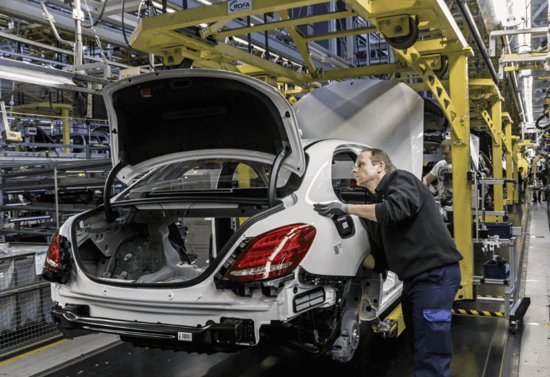 Mercedes-Benz bị phạt do sửa xe ẩu