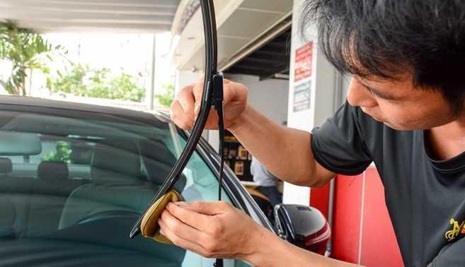 Những sự cố bất thường với hệ thống gạt mưa rửa kính ô tô