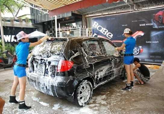 Ngày Tết, dọn vệ sinh, rửa xe ô tô tăng gấp đôi