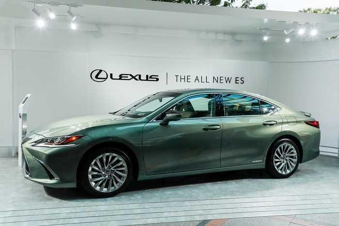 Lexus ES 300h mới