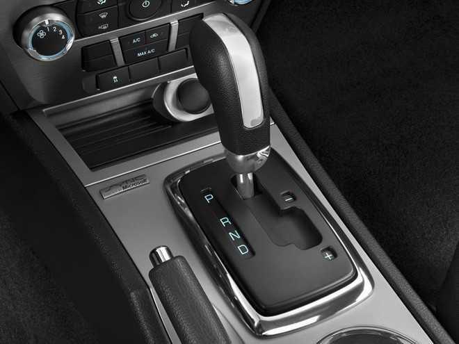 Chuyển số về P trước khi kéo phanh tay