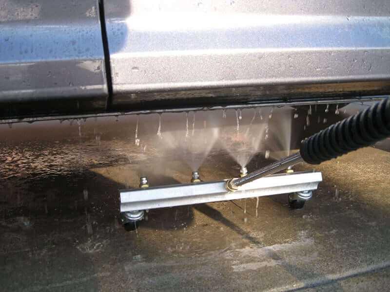 Dùng vòi nước làm sạch gầm xe