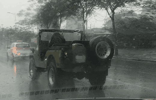 chất liệu trang trí như da, gỗ và kim loại