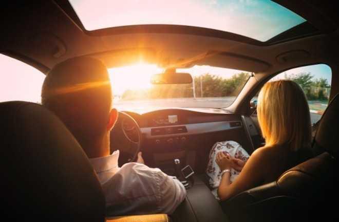 Tấm che nắng tự động tích hợp AI trên oto