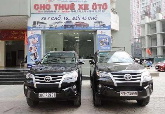 Vừa tất bật tra cứu sổ sách, vừa gọi điện thoại trao đổi với khách hàng đã đặt xe, anh Nguyễn Văn Hải, chủ cơ sở cho thuê xe ô tô tại Trần Khát Chân cho hay, hiện tại, nhiều đơn vị làm dịch vụ vận tải đã “kín” lịch xe hoạt động dịp Tết Nguyên đán 2020. Theo chia sẻ của anh Hải, các dòng ô tô 4 chỗ, 7 chỗ tại cơ sở đã được rất nhiều khách đặt từ 1 – 2 tháng trước. Trong đó, những dòng xe phổ thông như Hyundai i10 hay Toyota Vios, Inova,… có giá thuê ngày thường từ 600.000 đến 900.000 đồng/ngày đã được các khách quen đặt tiền thuê trọn gói 10 ngày Tết. Anh Hải cho biết, trong dịp Tết, các dòng xe nói trên có giá thuê trọn gói từ 8 triệu đến gần 20 triệu tùy đời xe và ngày lấy. Ví dụ, trong trường hợp khách lấy xe từ sớm (trước ngày 30 âm lịch nhiều ngày), giá xe sẽ cao hơn một chút so với lấy xe gần ngày nghỉ. can tet nguyen dan 2020, dich vu thue xe o to tu lai Nhiều đơn vị cho thuê xe ô tô tự lái đã kín lịch Tết Canh tý 2020 “Nếu như khách hàng lấy xe sớm, chúng tôi sẽ được nghỉ sớm nhưng bù lại cũng phải đi làm sớm để nhận xe khách trả. Trong trường hợp khách lấy trước ngày 30 khoảng 2 đến 3 ngày, chúng tôi có thể khai thác thêm vài ngày. Bên cạnh đó, thời gian nghỉ cũng được kéo dài hơn vì sau Tết, nhu cầu sử dụng xe tự lái khá thấp nên chúng tôi cũng không hoạt động sớm. Cơ bản trong những năm trở lại đây, các khách hàng đều đặt xe từ rất sớm và lấy trong khoảng ngày 27, 28 Tết. Hiện tại, cơ sở chúng tôi chỉ còn duy nhất 1 chiếc xe Hyundai i10 chưa có lịch Tết vì khách vừa hủy. Tuy nhiên, tôi cho rằng chỉ trong vài ngày tới sẽ có khách đặt lịch.” Anh Hải thông tin. Cùng trên tuyến phố Trần Khát Chân, những ngày qua, anh Nguyễn Mạnh Cường, chủ một đơn vị cho thuê ô tô cũng đã phải cáo lỗi với nhiều khách hàng vì hết ô tô cho thuê dịp Tết. Được biết, tại cơ sở của anh Cường, nhiều dòng xe thuộc phân khúc cao cấp hơn như Mazda 3, Camry, Mazda CX - 5, Mazda 6, Fortuner,… cũng đã được nhiều khách hàng đặt sẵn dù mức giá không hề rẻ. Cụ thể, đối với các dòng xe sedan như Mazda 3, Mazda 6, giá thuê xe trọn gói 10 ngày Tết ở mức khoảng hơn 20 triệu đồng. Các dòng sedan cao cấp hoặc SUV, có mức giá dao động từ 30 triệu trở lên. Tuy nhiên, mức giá trên chưa bao gồm các chi phí phát sinh như: xăng dầu, số km/ngày vượt mức, va chạm, hỏng hóc trong thời gian sử dụng… Như vậy, nếu thuê một chiếc xe ô tô 4 chỗ trọn gói dịp Tết Nguyên đán với mức giá thấp nhất (khoảng 10 triệu đồng), mỗi khách hàng cần chuẩn bị ít nhất 20 triệu đồng phòng các trường hợp phát sinh. Tuy phải bỏ ra đến hàng chục triệu đồng nhưng đối với nhiều gia đình, đây vẫn là sự lựa chọn “kinh tế”. Anh Nguyễn Hoài Lam (Hoàn Kiếm, Hà Nội) cho biết, do điều kiện kinh tế không cho phép, gia đình anh vẫn chưa thể sắm riêng một chiếc xe để tiện di chuyển. Bên cạnh đó, mục đích chính của việc sử dụng ô tô đối với anh Lam chỉ là đưa gia đình về thăm quê trong các dịp nghỉ lễ. Do đó, từ nhiều năm nay, anh Lam vẫn giữ thói quen đặt thuê xe ô tô tự lái từ sớm tại các cơ sở. “Mỗi cuối năm tôi đều đặt xe tại các chỗ quen trước từ 1 đến 2 tháng đề phòng hết xe. Vì là chỗ thân quen, lại đặt sớm nên cũng có thể họ ưu đãi giảm giá khoảng 1 – 2 triệu hoặc tăng thêm số km/ngày. Lúc trước, thấy số tiền phải bỏ ra mỗi dịp lễ cũng tương đối lớn, có lúc tôi cũng muốn mua 1 chiếc xe, nhất là trong dịp cuối năm các hãng giảm giá. can tet nguyen dan 2020, dich vu thue xe o to tu lai