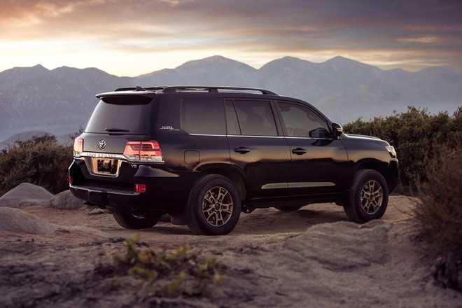 Ngoại thất xe Toyota Land Cruiser mới