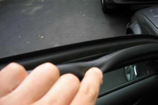 Gioăng cao su trên khung cửa xe