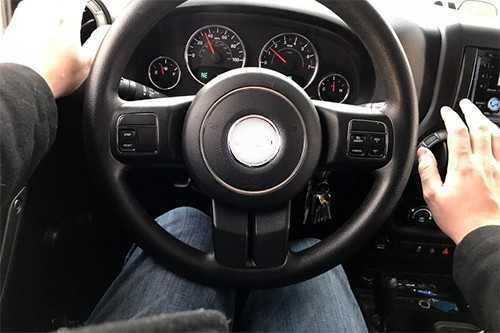 Lái bằng đầu gối hoặc khuỷu tay