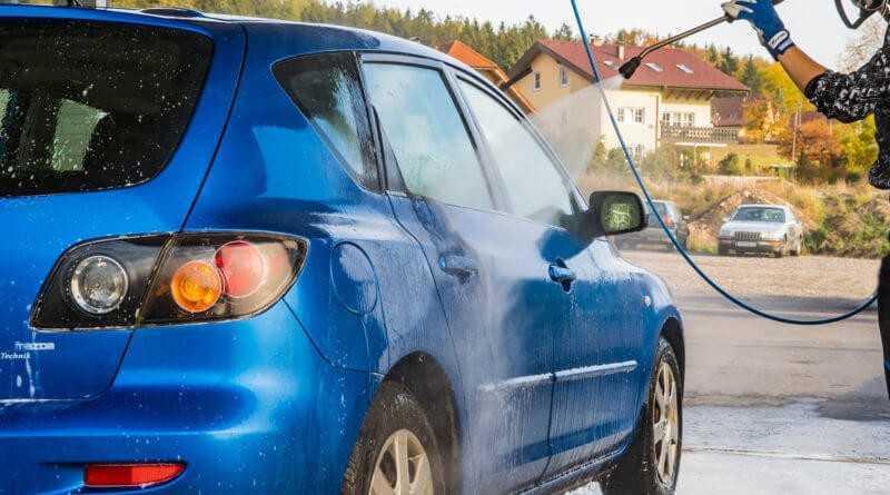 Rửa xe khi nắng gắt