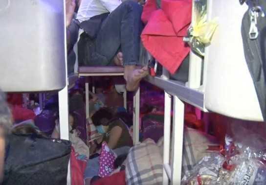 Xe khách 46 chỗ chở vượt số người quy định nhét 99 người về quê ăn Tết