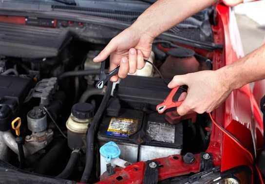 Làm gì khi ô tô hết điện ắc quy?