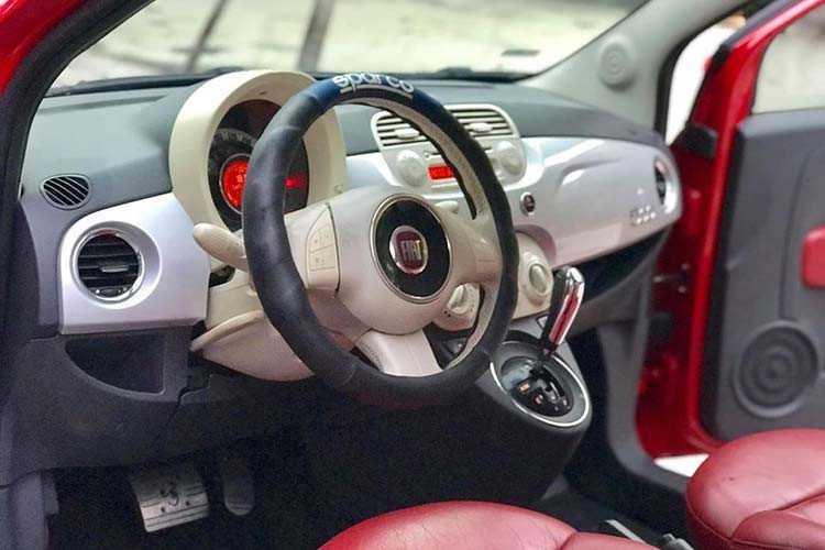 nội thất xe Fiat 500 2009