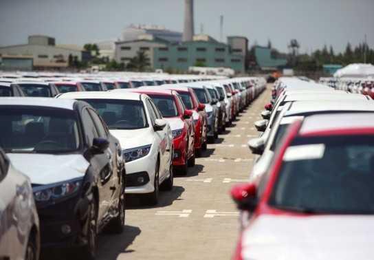 Tết Dương lịch, nhiều ô tô "hot" rớt giá vài trăm triệu đồng gây sốt cộng đồng