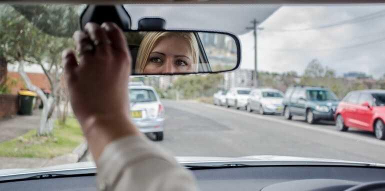 Không chỉnh gương chiếu hậu và hạ phanh tay