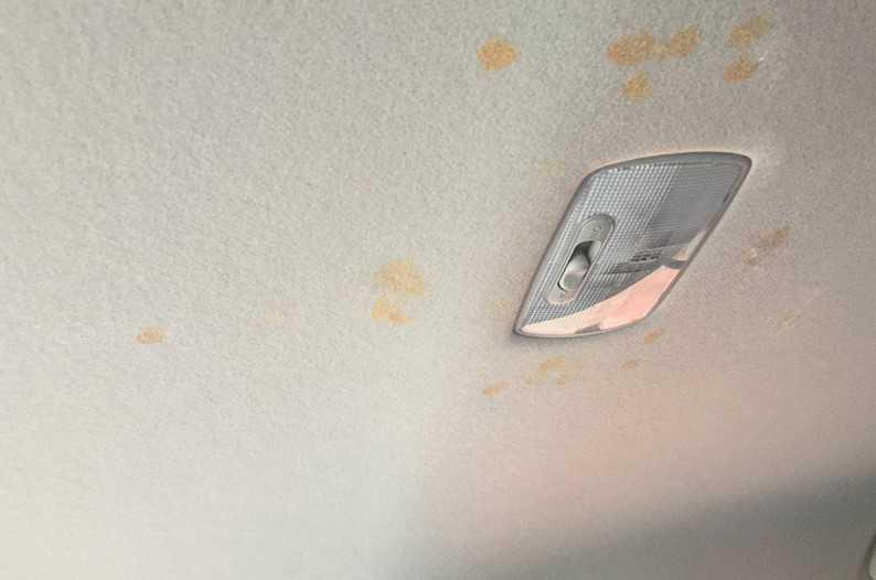 Cách vệ sinh trần xe ô tô? Dung dịch vệ sinh trần nỉ ô tô