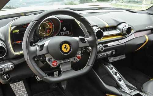 Tác dụng của vô-lăng phẳng đáy trên xe sang