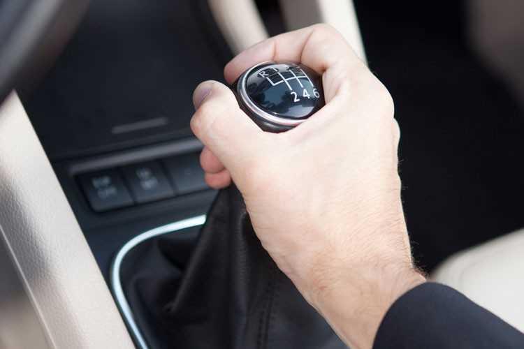 Chuyển từ số lùi (R) sang số tiến (D) khi xe chưa dừng hẳn