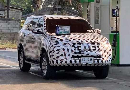 Lộ diện phiên bản Toyota Fortuner nâng cấp mới khi đang chạy thử trên đường
