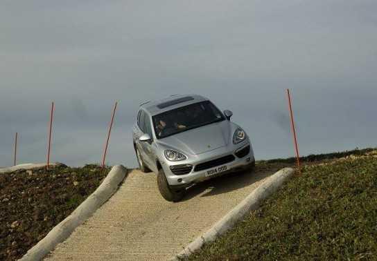 Tại sao "tài mới" nên sử dụng tính năng hỗ trợ xuống dốc trên ô tô?