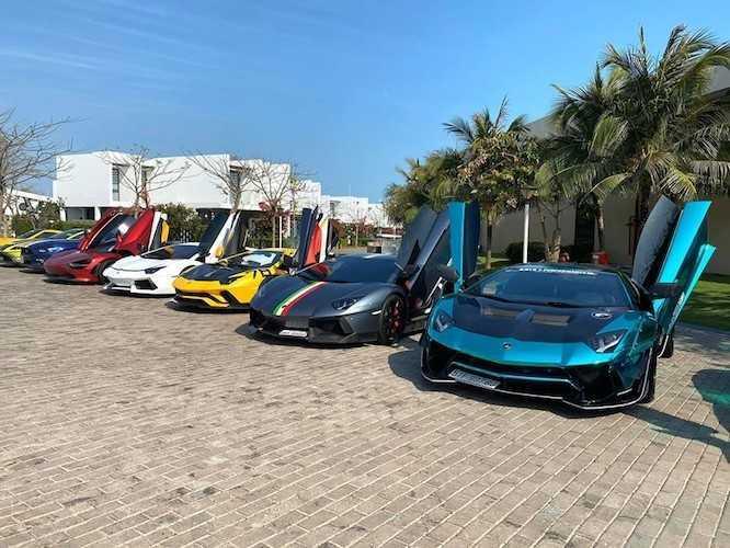 Siêu xe Lamorghini Aventador nổi bật với màu xanh độc đáo