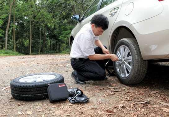 Tự thay lốp ô tô có những rủi ro gì
