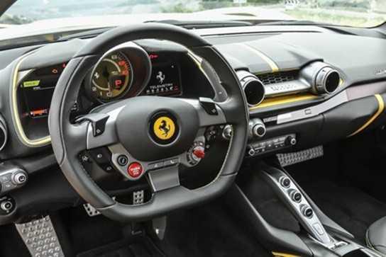 Tác dụng của vô-lăng phẳng đáy trên xe sang