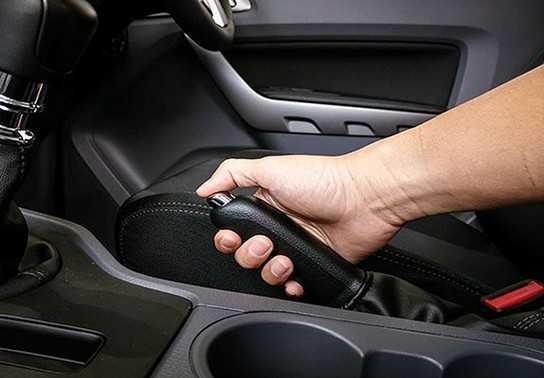 Nên sử dụng phanh tay xe hơi vào trường hợp nào