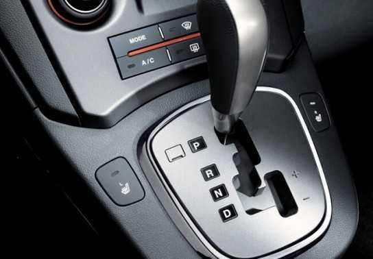 Dùng cả hai chân để đạp ga và đạp phanh