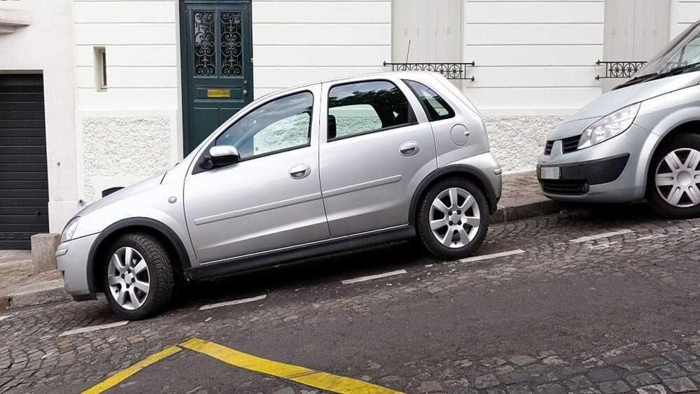 đỗ xe xuôi dốc