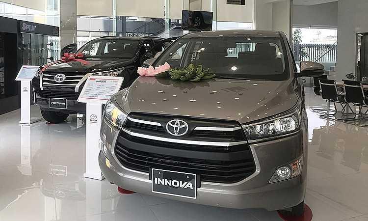 Toyota Innova trưng bày tại một showroom ở quận Bình Thạnh