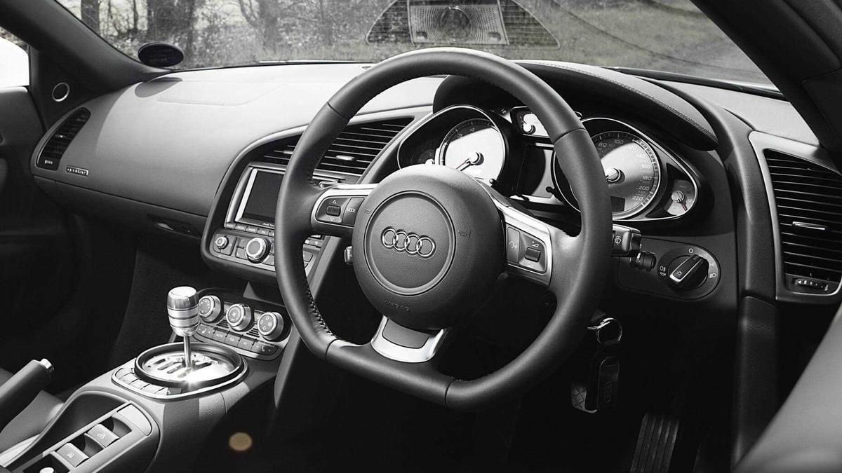 Tác dụng của vô-lăng phẳng đáy trên xe sang