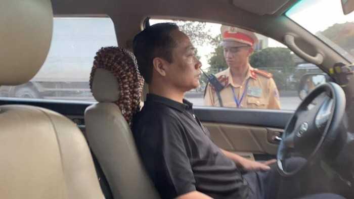 Lái xe cố thủ trên xe trong 3 giờ và uống rất nhiều nước