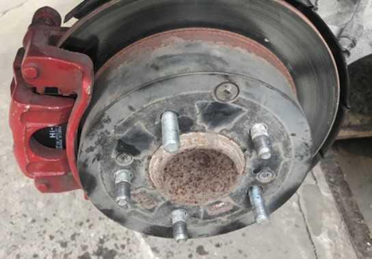 Những rủi ro ít biết khi tự thay lốp xe ô tô